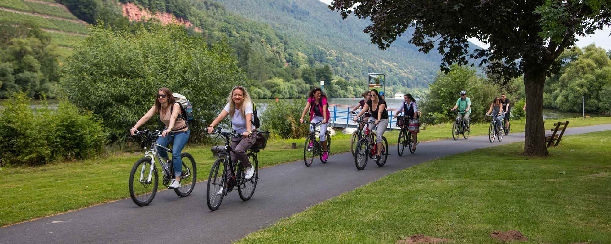 Fahrräder auf Radweg